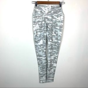 Alphalete Women’s Surface Power Silver Camo Leggings Small